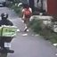 VÍDEO: Caminhando na rua, mulher é surpreendida por homem apalpando suas partes íntimas