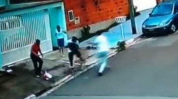Imagem Vídeo: policial deixa bebê cair no chão ao trocar tiros com bandido