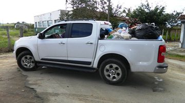 Imagem Assessor usa carro de luxo para coletar lixo em greve de caçambeiros