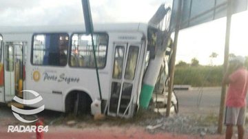 Imagem Em grave acidente, ônibus derruba poste e atinge veículo