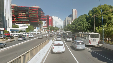 Imagem Ladrões roubam carro na Tancredo Neves e fazem motorista refém