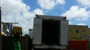 Imagem Caminhão descarrega carne bovina próximo a contêiner de lixo na Federação