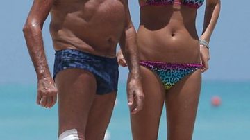 Imagem Aos 73, Roberto Cavalli vai à praia com a namorada super em forma