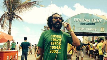 Imagem Carioca brinca entrevistando pessoas com telefone fixo na Fan Fest