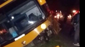 Imagem Ônibus da banda Cheiro de Amor sofre acidente em Alagoinhas