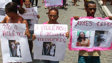 Imagem Valente: População protesta contra casal de empresários acusado de tortura