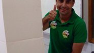 Imagem Emocionado, vereador Marcell Moraes vota no Serravale