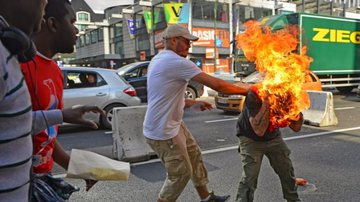 Imagem Homem ateia fogo no próprio corpo no meio da rua