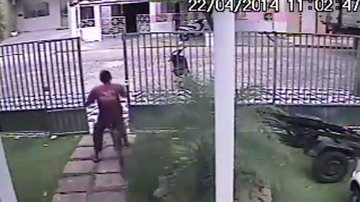Imagem Vídeo: homem rouba bicicleta e câmera de segurança flagra ação