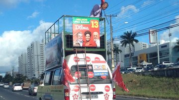 Imagem Deputado Isidório trava a Paralela em carro de som e pede votos a Dilma